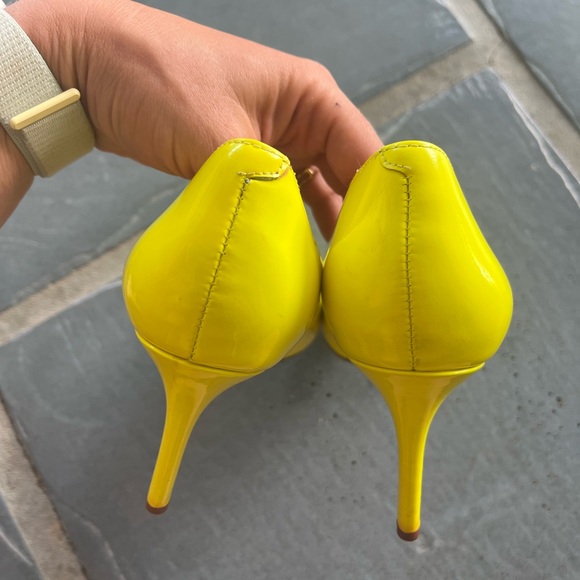 *SOLD* Neon yellow Pumps Heels Banana Republic Sz 8.5 - Picture 4 of 8